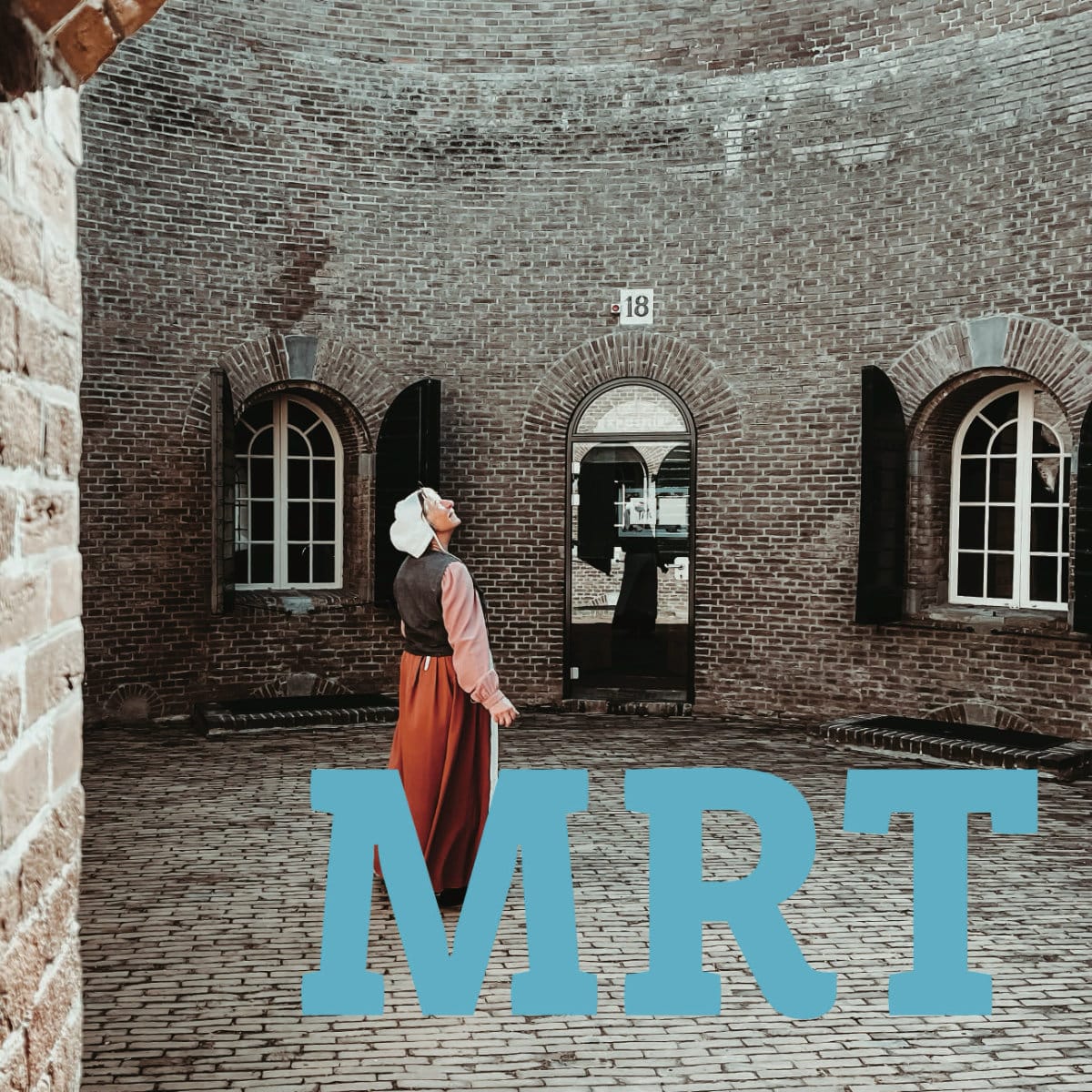 Een vrouw, verkleed als wasvrouw in lange rok, jakje en met een wit kapje op, Staat op de binnenplaats van een historisch gebouw en kijkt omhoog. Over de afbeelding staan grote blauwe letters: MRT
