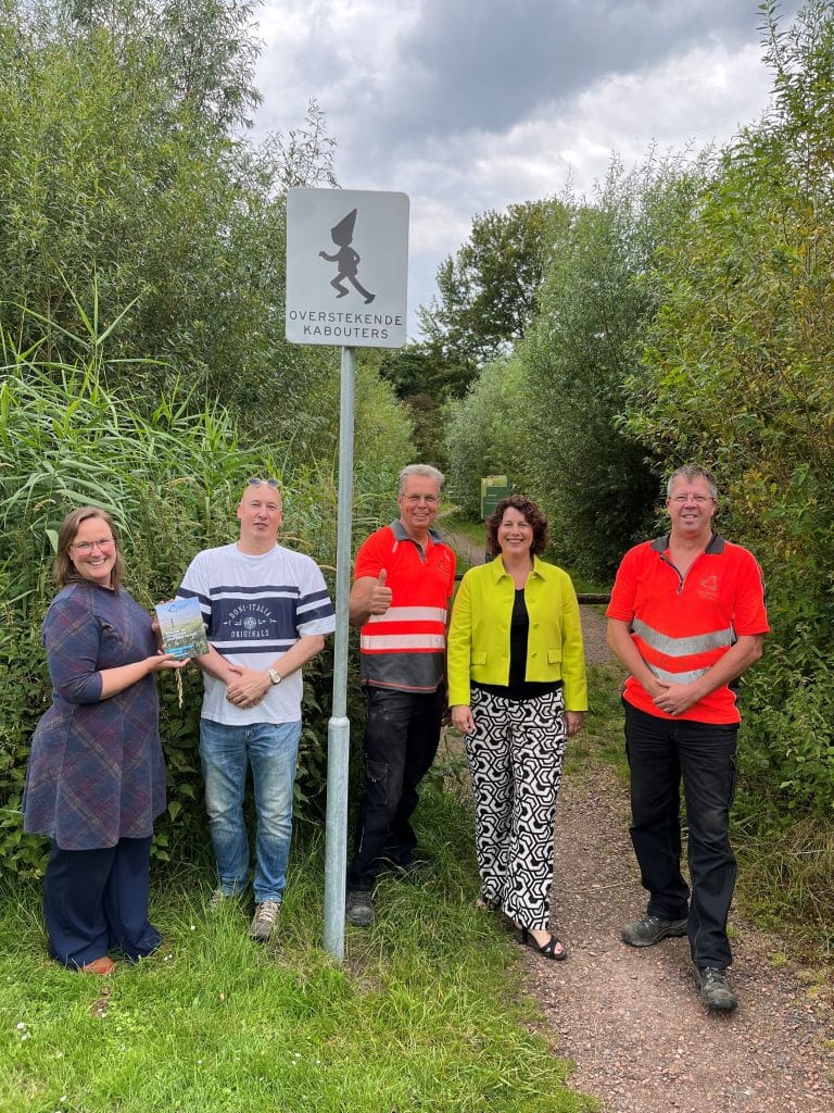 Pas op, overstekende kabouters! Daar worden kleine en grote wandelaars op de Kabouterroute in het Almbos sinds kort op ludieke wijze voor gewaarschuwd. Enkele medewerkers van de buitendienst van gemeente Altena maakten op eigen initiatief twee speciale waarschuwingsborden en plaatsten ze bij de route.